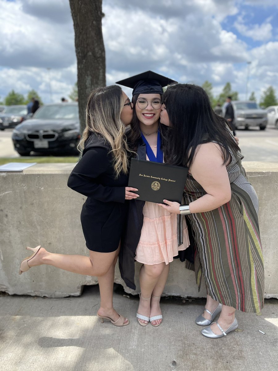 brivna_'s tweet photo. first gen graduate 🎓 https://t.co/3LHXOu5w0L