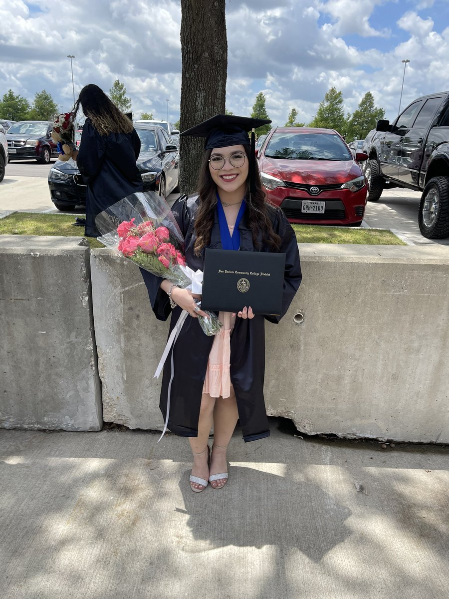 brivna_'s tweet photo. first gen graduate 🎓 https://t.co/3LHXOu5w0L