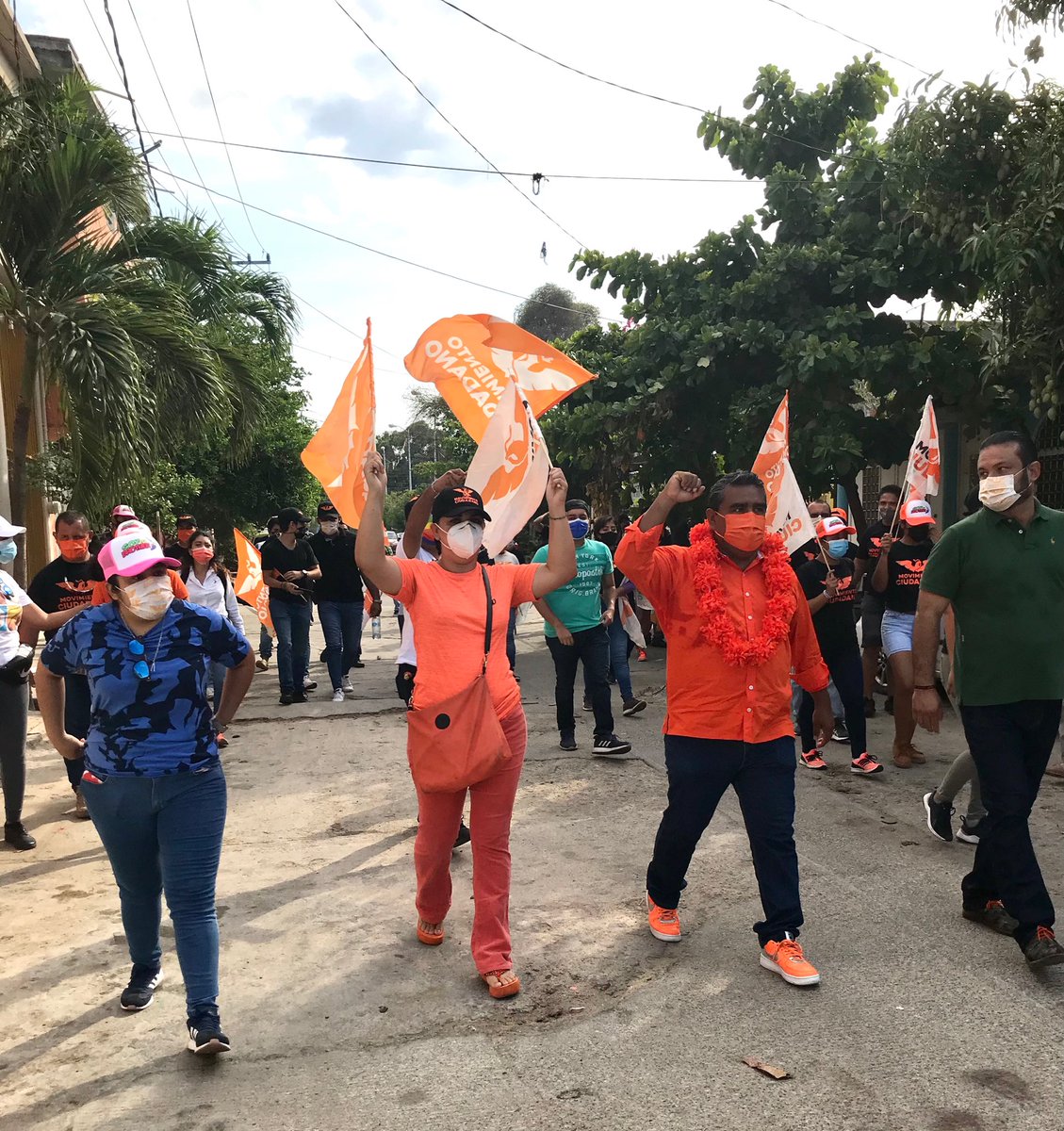 Maura_Arredondo's tweet photo. Sábado en Cd. Renacimiento caminando con nuestro candidato @ramirosolorio #ElBrother que mejor manera de festejar a un gran maestro que sentir el calor de su gente #VamosAGanar
@MovCiudadanoMX
@MujeresMovMX https://t.co/kMViksEDu0