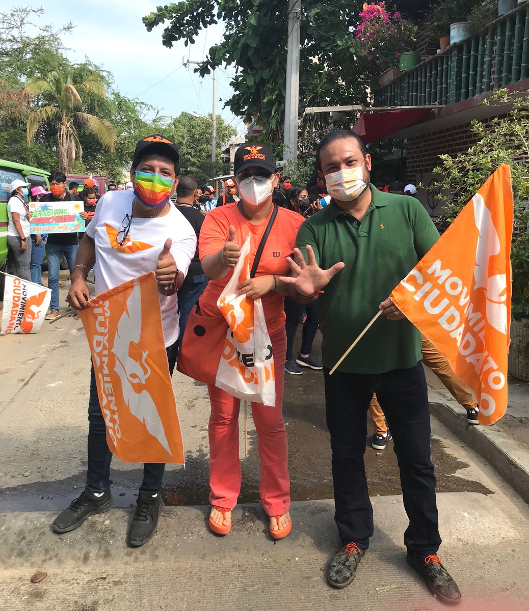 Maura_Arredondo's tweet photo. Sábado en Cd. Renacimiento caminando con nuestro candidato @ramirosolorio #ElBrother que mejor manera de festejar a un gran maestro que sentir el calor de su gente #VamosAGanar
@MovCiudadanoMX
@MujeresMovMX https://t.co/kMViksEDu0
