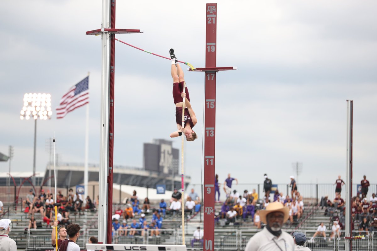 .<a href="/zcdavis01/">Zach Davis</a> and @michael_schmuhl finish tied for fifth to score two points apiece in the men's pole vault.

🛫 16-8.75 (5.10m)