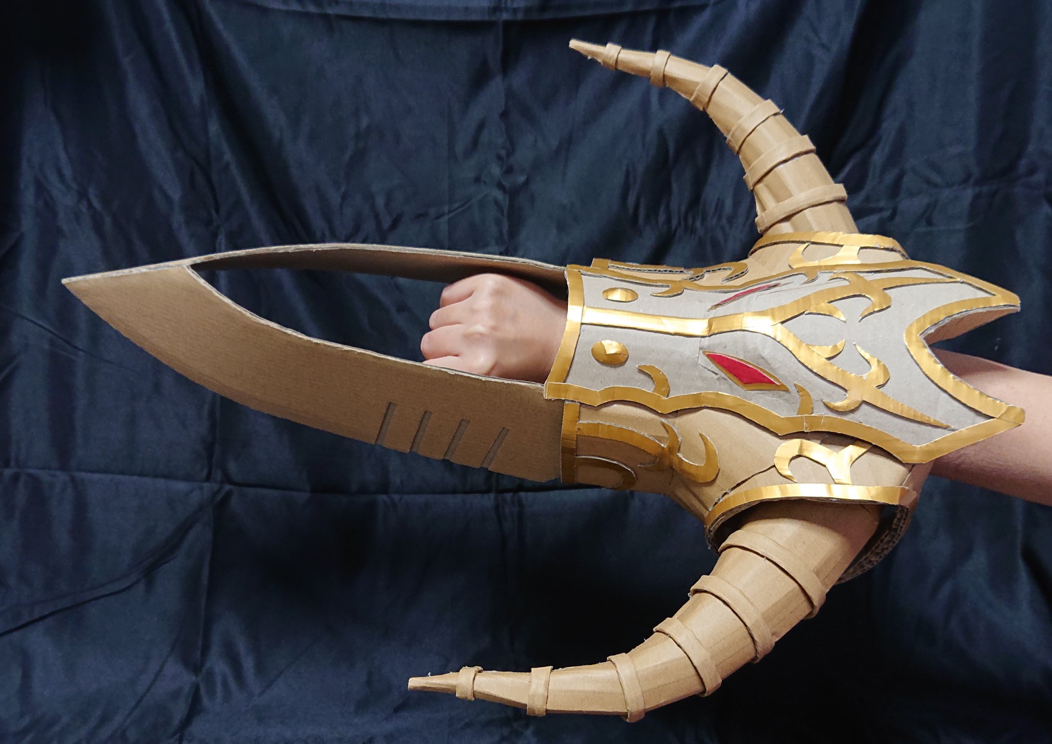 だんぼ ダンボール作家 Danbo Cardboard Artist ドラクエ に登場する 武器 ドラゴンキラー です 100 ダンボールだけで作ってます アリアハンのネットショッピングでgでしたwww 今ならなんと 薬草と枕 枕カバーまで付いてくる お得な