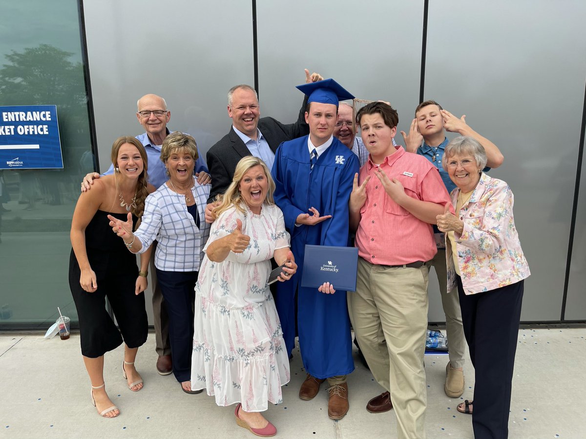 ChristyReneeCox's tweet photo. Today was a good day!!  Congratulations @trevinpcox !  #UKclassof2021 #nextstopgradschool https://t.co/YuexbMw4wc