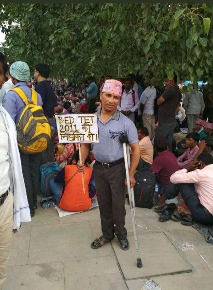 सियासत की रंगत में ना डूबो इतना,
कि बेरोजगारों की मौतें भी नजर ना आए,
जरा सा याद कर लो अपने वायदे जुबान को,
गर तुम्हे अपनी जुबां का कहा याद आए..।।

"करन"

#BEdTET2011 
<a href="/myogiadityanath/">Yogi Adityanath</a> <a href="/myogioffice/">Yogi Adityanath Office</a> <a href="/drdineshbjp/">Dr Dinesh Sharma BJP</a> <a href="/DrMNPandeyMP/">Dr. Mahendra Nath Pandey</a> <a href="/kpmaurya1/">Keshav Prasad Maurya</a> <a href="/CMOfficeUP/">CM Office, GoUP</a> <a href="/UPGovt/">Government of UP</a> <a href="/narendramodi/">Narendra Modi</a> <a href="/AmitShah/">Amit Shah</a>