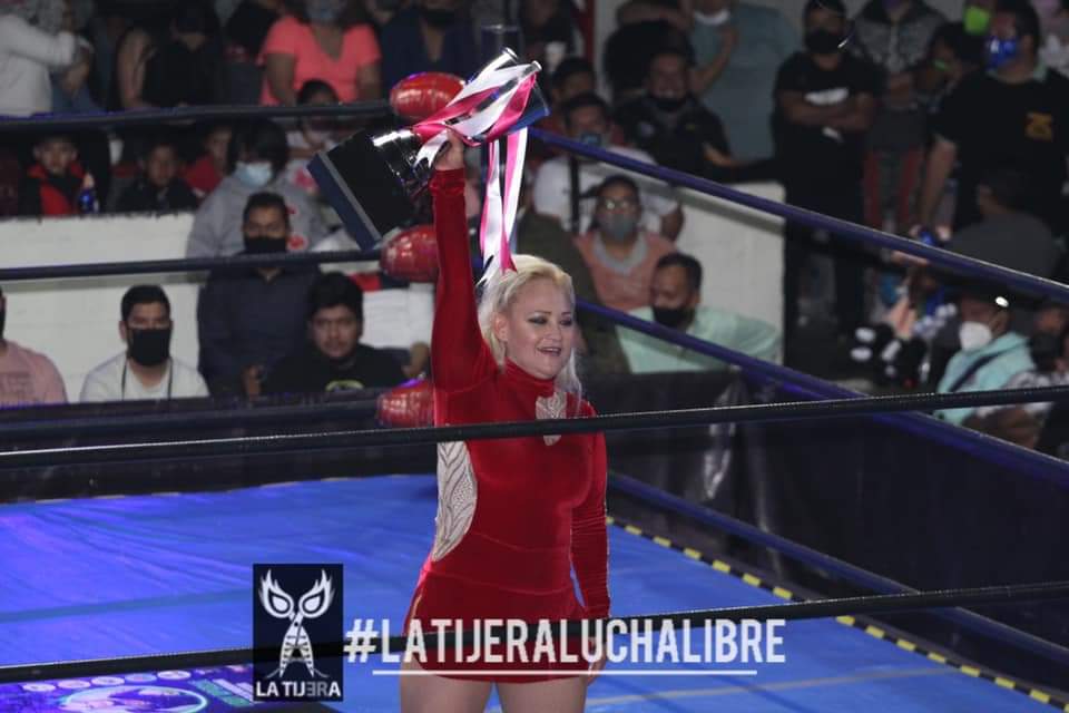 LaTijeraLucha's tweet image. En el triangular femenil por la #CopaAULL,el triunfo categórico es para #LadyApache al rendir a #Ludark con la hermosa "tapatia" al centro del ring mientras #DiosaQuetzal estaba fuera del ring;el público de #ArenaLopezMateos grita por el triunfo de la veterana amazona
#latijera