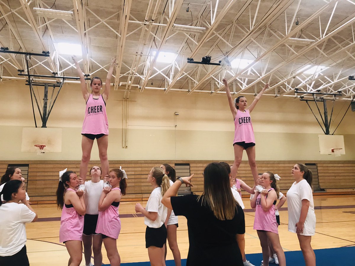 MrsChenaultDMS's tweet photo. Getting those reps in 💪🏼💜 #cheer #Cheerleading  #DMShawks https://t.co/joxESrUZl1
