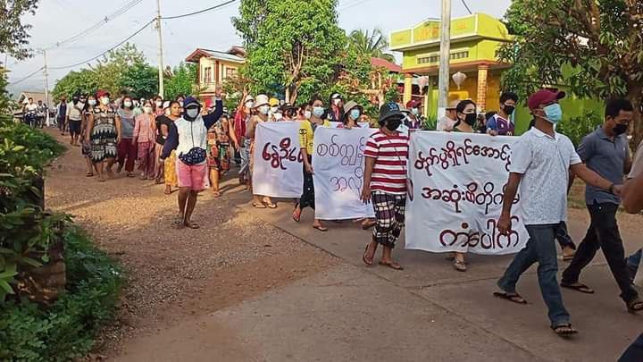 nslwin's tweet photo. Protest against military dictatorship in Kanbauk, Ye Phyu Township, Tanintharyi Region this morning.

#May16Coup #WhatsHappeningInMyanmar #MilkTeaAlliance https://t.co/l0k9uK3245