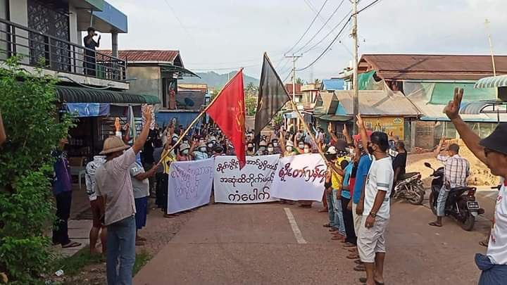 nslwin's tweet photo. Protest against military dictatorship in Kanbauk, Ye Phyu Township, Tanintharyi Region this morning.

#May16Coup #WhatsHappeningInMyanmar #MilkTeaAlliance https://t.co/l0k9uK3245