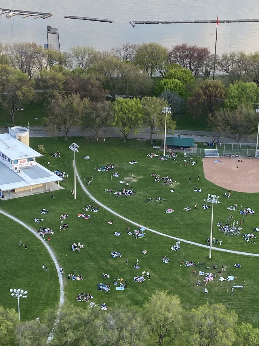 CelsoCelsoa's tweet photo. @CTVToronto Coronation park at 7:30 PM.  Some large gatherings >10 people.  Orderly and respectful but not better than golfing!  #opengolfcourses https://t.co/9B5UIxqbZy