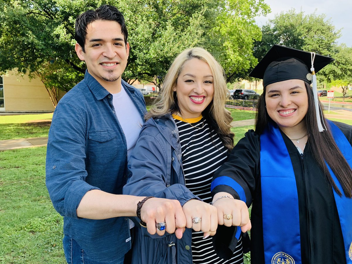 carlyjimenez04's tweet photo. 2014
2016
2021 
Momma we made it! #sisterbrothersister #ThankYouStMU https://t.co/LYdMSrXYL6
