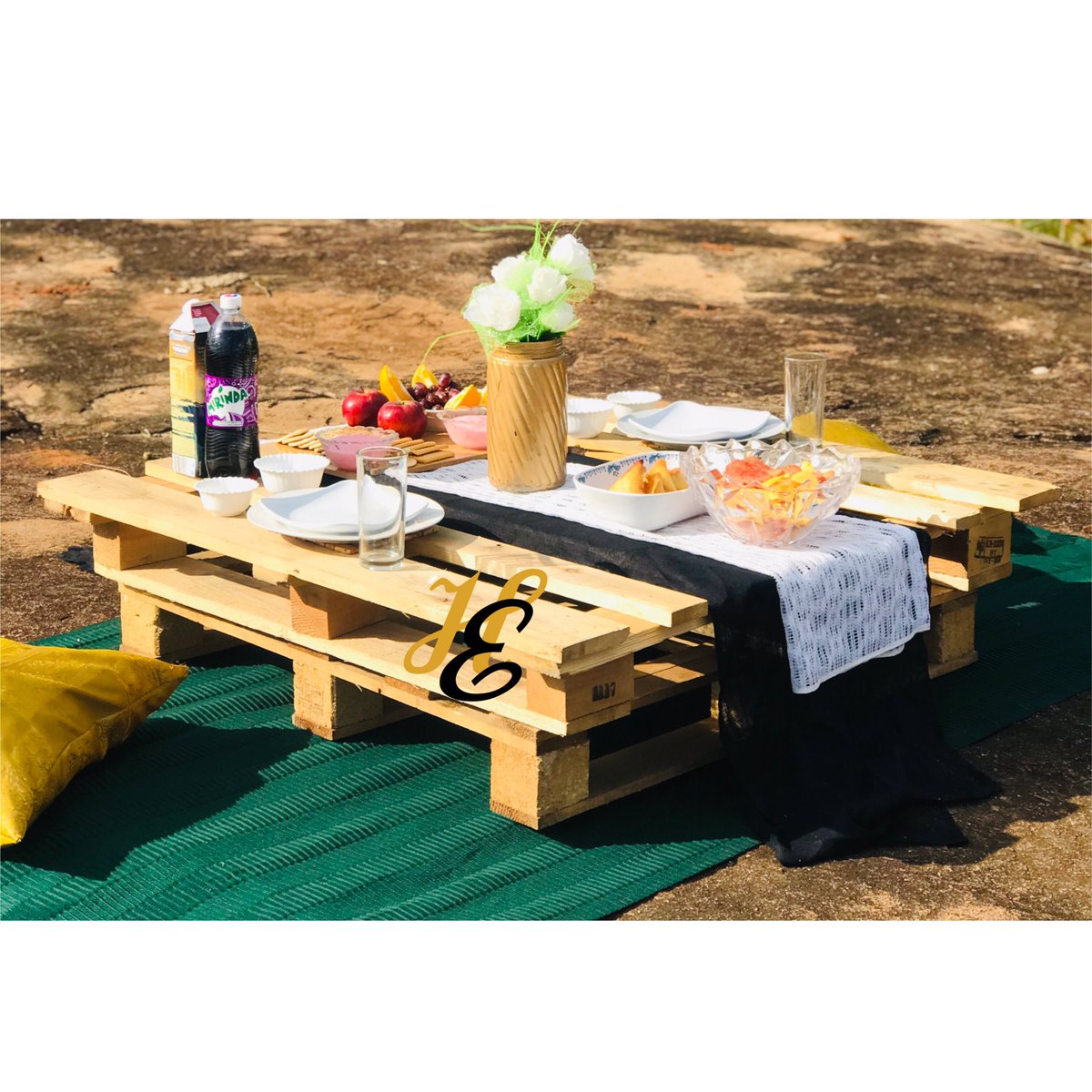 harmiesevents's tweet photo. Picnic on a rock.#love #Goodtimes #enjoylife https://t.co/VulAoHbiYR