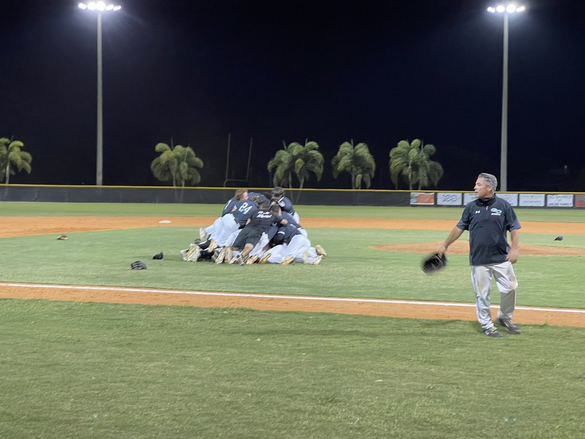 @Bdalebullsbase1 wins the regional championship game against Gulf Coast. What a game! State semi’s here we come! 🤘🐃@BdaleathleticBC @813Preps @HillsboroughSch @FHSAA