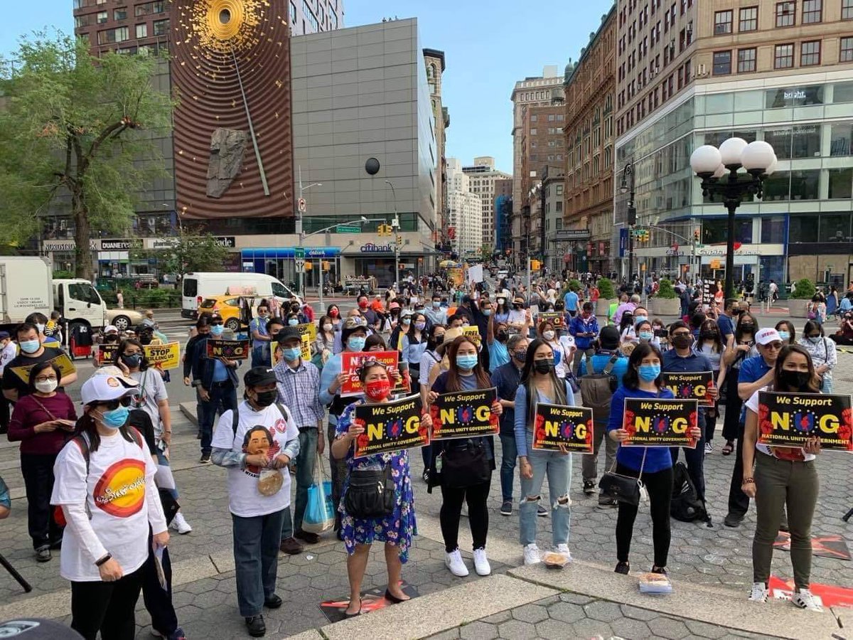 ThelSu2429's tweet photo. Hundreds of people living in New York gathered in front of Union Square showing their support to @NUGMyanmar and People Defence Force. 

#WhatsHappeningInMyanmar 
#May16Coup 
#MilkTeaAlliance https://t.co/G0cA0NFCLo