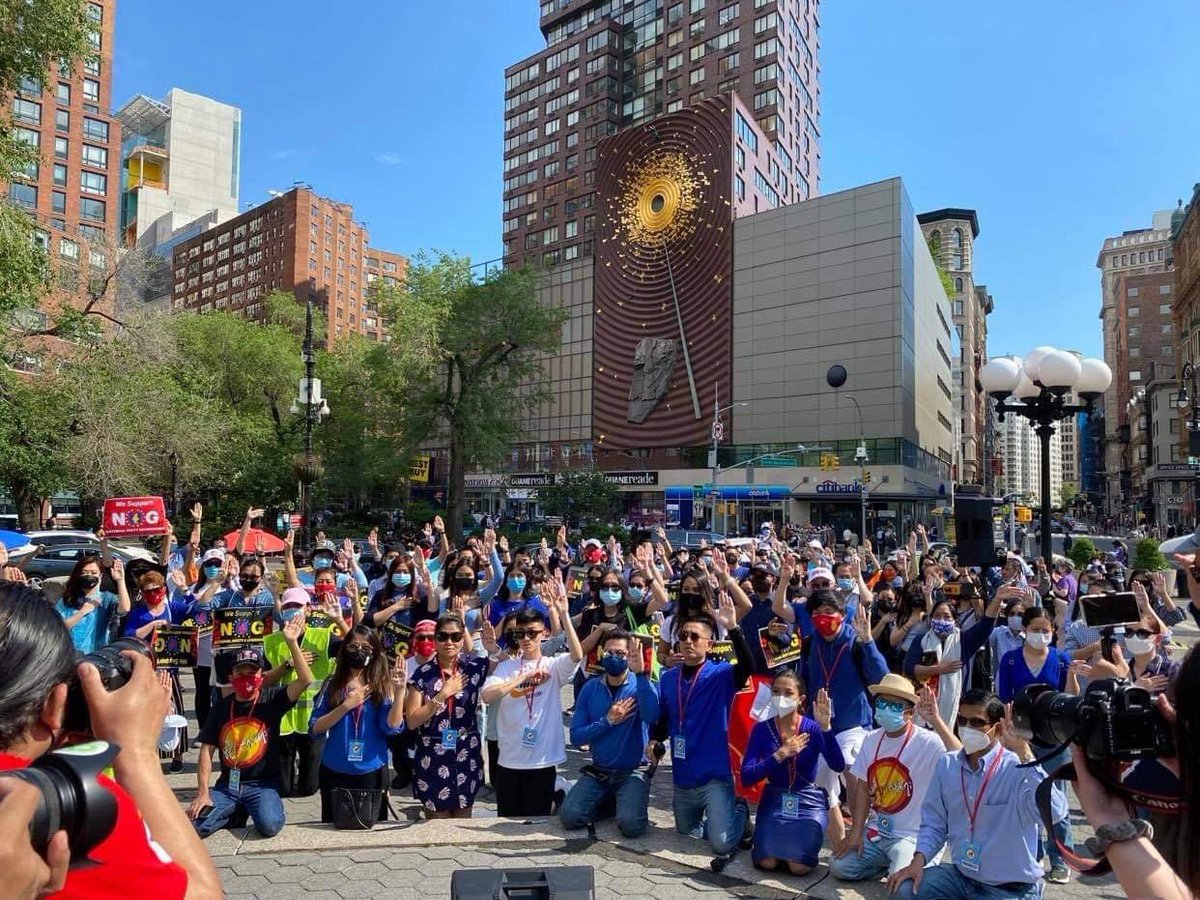 ThelSu2429's tweet photo. Hundreds of people living in New York gathered in front of Union Square showing their support to @NUGMyanmar and People Defence Force. 

#WhatsHappeningInMyanmar 
#May16Coup 
#MilkTeaAlliance https://t.co/G0cA0NFCLo