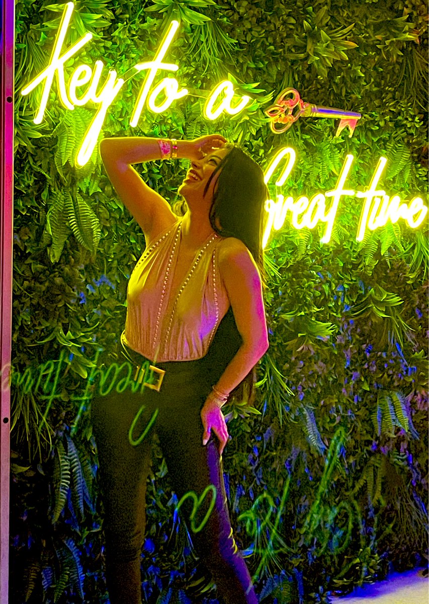 Sábado de ladies night? Y uds que harán  ?? Platiquenme que es lo que lee hacer pasar un excelente momento ??..
😉