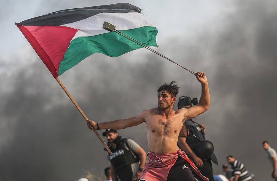 HeatherMoAndCo's tweet photo. In light of what is happening with #GazaUnderAttack, including the bombing of the #AlJalaaTower that housed both #AlJazeera & @AssociatedPress offices,
I’m reminded of this incredibly powerful image from 2018, by Mustafa Hassona for Getty Images. https://t.co/mQkn3gKsaA