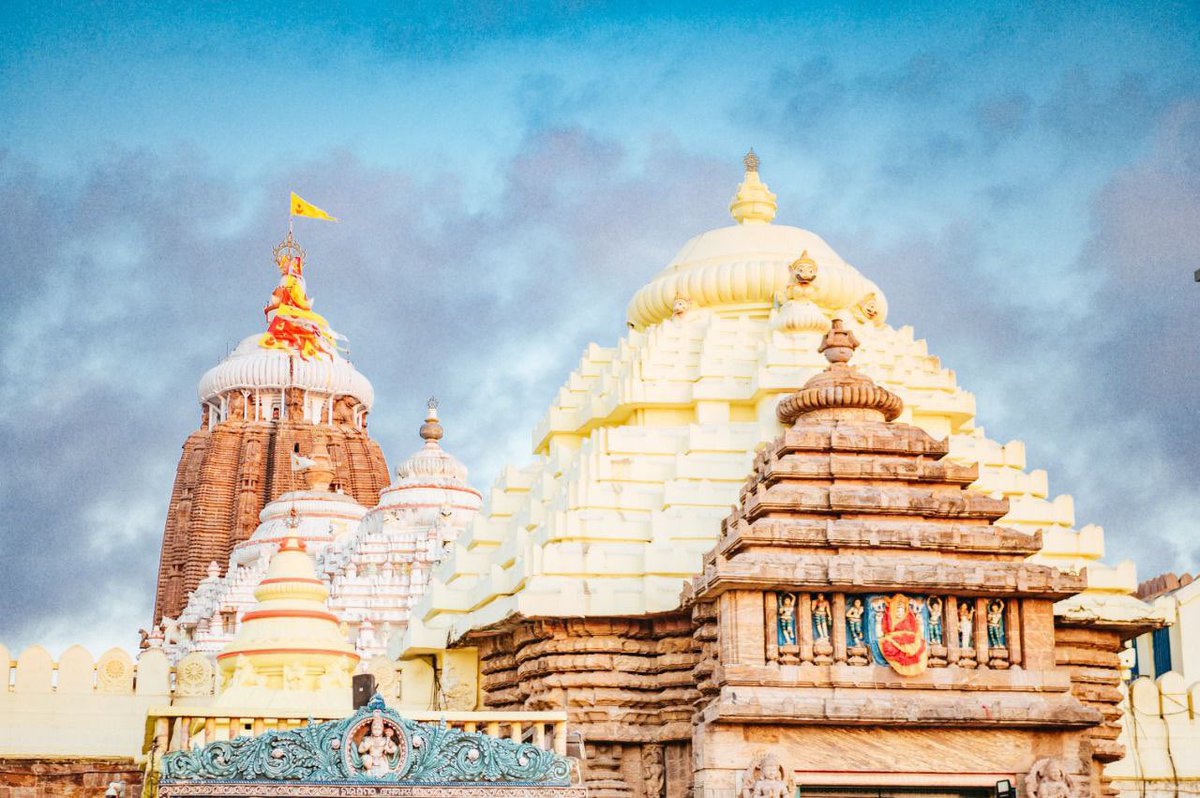 PrabhuPrasad200's tweet photo. शान्ताकारं भुजगशयनं पद्यनाभं सुरेशं
विश्वाधारं गगनसदृशं मेघवर्णं शुभाङ्गम्।
लक्ष्मीकान्तं कमलनयनं योगिभिर्ध्यानगम्यं
वन्दे विष्णु भवभयहरं सर्वलोकैकनाथम्।

जय जगन्नाथ 🌸🙏🌸 #JAIJAGANNATH #JAGANNATH @odiajagat @sjta_puri @JagannathaDhaam @Puri_Official @banke_shri @Somnath_Temple https://t.co/r8V4nG1ro3
