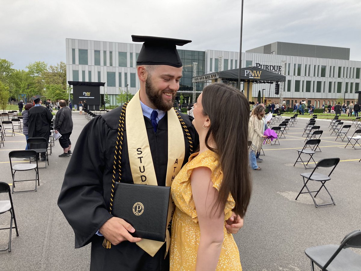 madi_marsh8's tweet photo. My engineer 💛 Happy Graduation day, honey 🖤🎓 https://t.co/JLSHjPbdFB