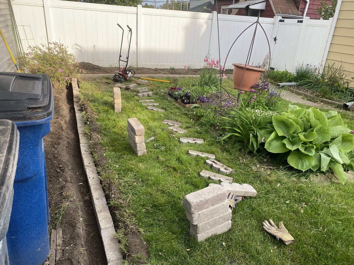 ChefChrisRajner's tweet photo. #WeekendWarrior I only planned on planting my garden today after work...what ensued was a 6-hour full on landscaping project to replace all of the old edgers with a mini wall 🤷♂️ #SoreMuscles #DoneStamp #NotTooShabby https://t.co/AEFTDzImUH