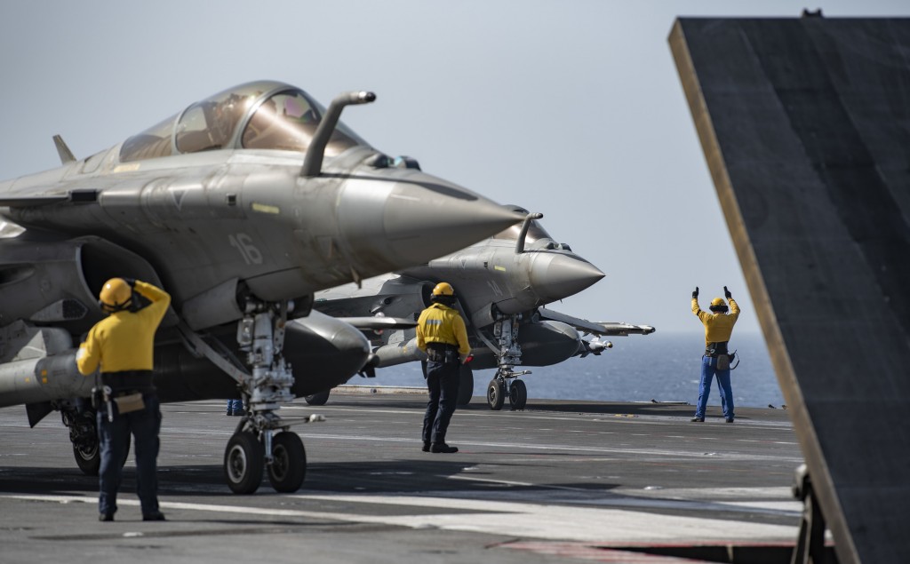 📷 Catapultaje múltiple de Rafale Marine en el mar Rojo durante la misión Clemenceau 21.