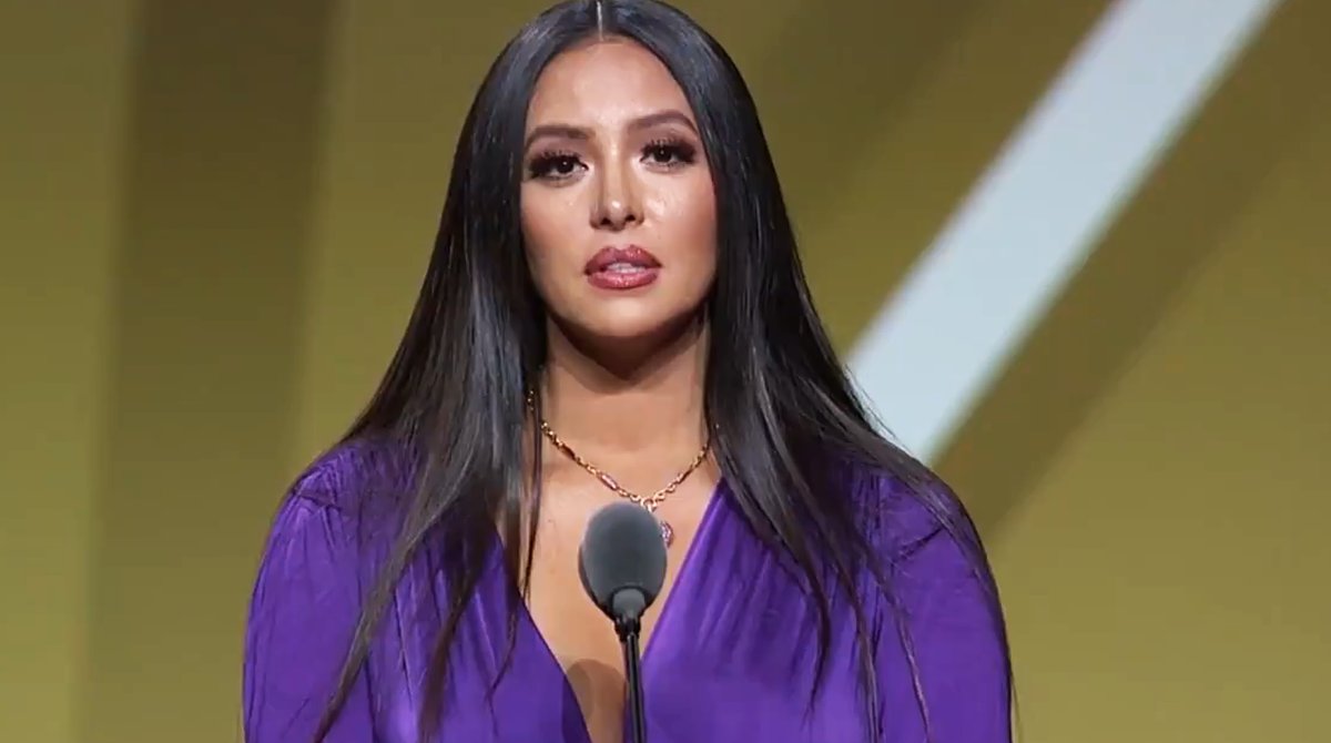 PopCulture's tweet photo. Vanessa Bryant's Loving Speech at #KobeHOF Induction Sparks Emotional Memories 

https://t.co/vI0gV4DC9x https://t.co/WZbQPJp9if