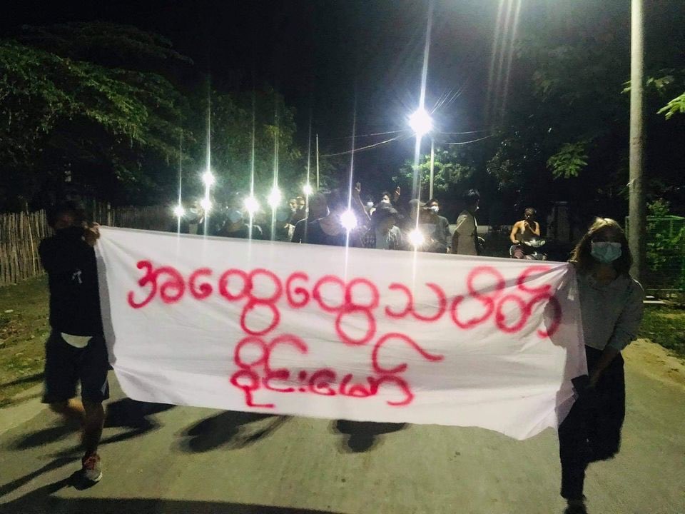 WAINGMAW, Kachin State:

Terrorists' (Myanmar security forces) car crashed into a group of anti-coup protesters at 8pm on May 15. A protester was abducted and four others were injured.

#May16Coup #WhatsHappeningInMyanmar #MilkTeaAlliance