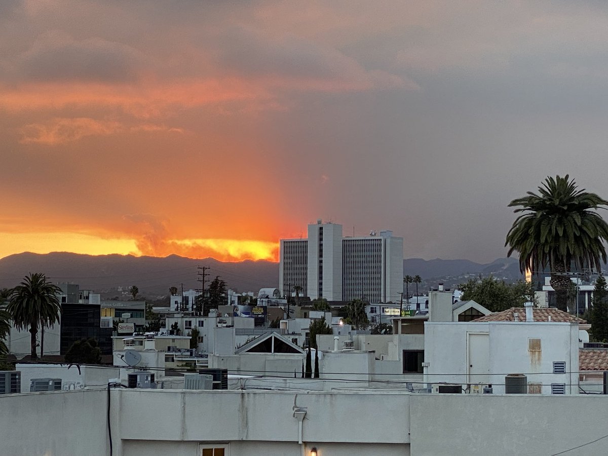 Dunnelli's tweet image. Sunset behind the #PalisadesFire as seen from Westwood.