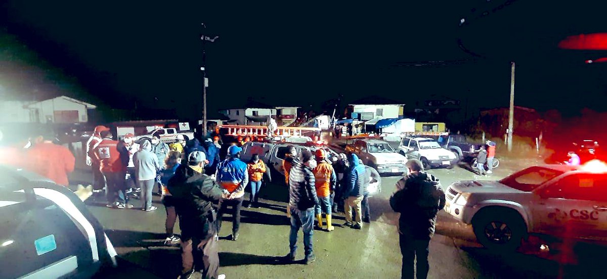 RommelSalazarCe's tweet photo. Atendemos a las familias que han sido afectadas por el desbordamiento del río #Tarqui en #Cuenca, que afectó a varios sectores, un trabajo coordinado entre @Riesgos_Ec con @RiesgosCuenca @Bomberos_Cuenca @CRUZROJAZUAY @CSC_CUENCA @PoliciaEcuador @ETAPAOficial y @centrosur_ec. https://t.co/yvgJd0rNQJ