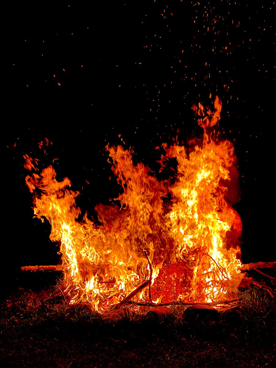 MuskokaCoach18's tweet photo. Iโm old enough to remember when Ontario declared bonfires illegal in its battle against Covid
#notthisyear #wehavefire https://t.co/9MyTVHybGM