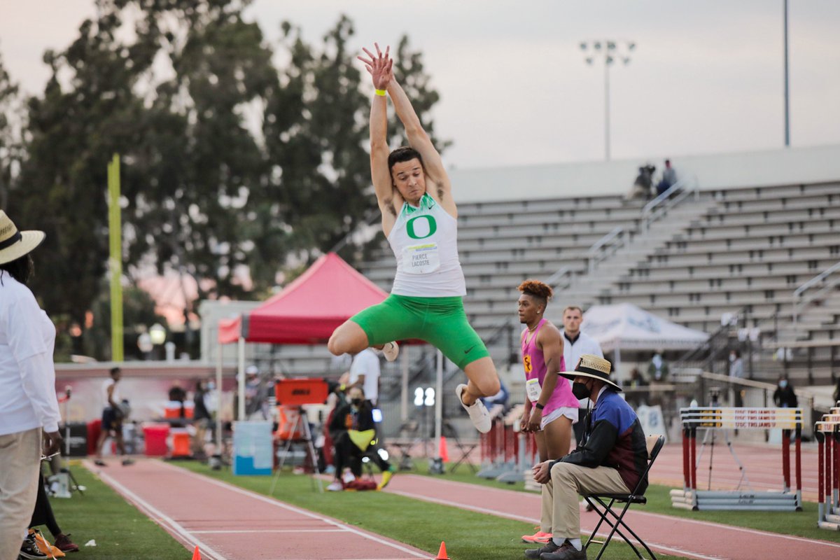 With second- and fourth-place finishes in the #Pac12TF long jump, Isaiah Griffith and Pierce LaCoste add 1️⃣3️⃣ points for the Men of Oregon.

Griffth - 7.77m/25-6
LaCoste - 7.68m/25-2.5

#GoDucks