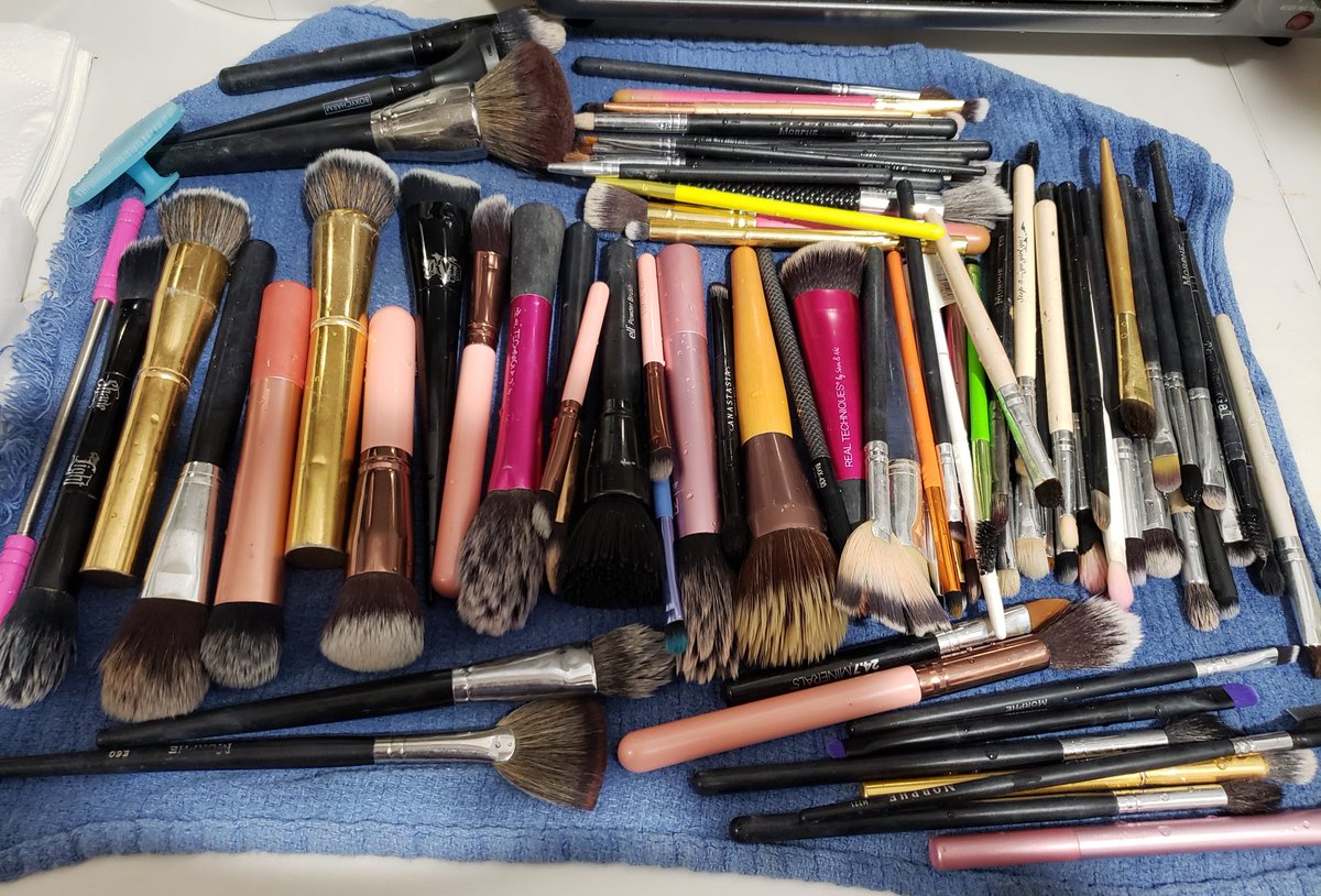 beautyandbolts's tweet image. Lol 😆 #makeupproblems ... finally cleaned my makeup brushes. 🤦‍♀️