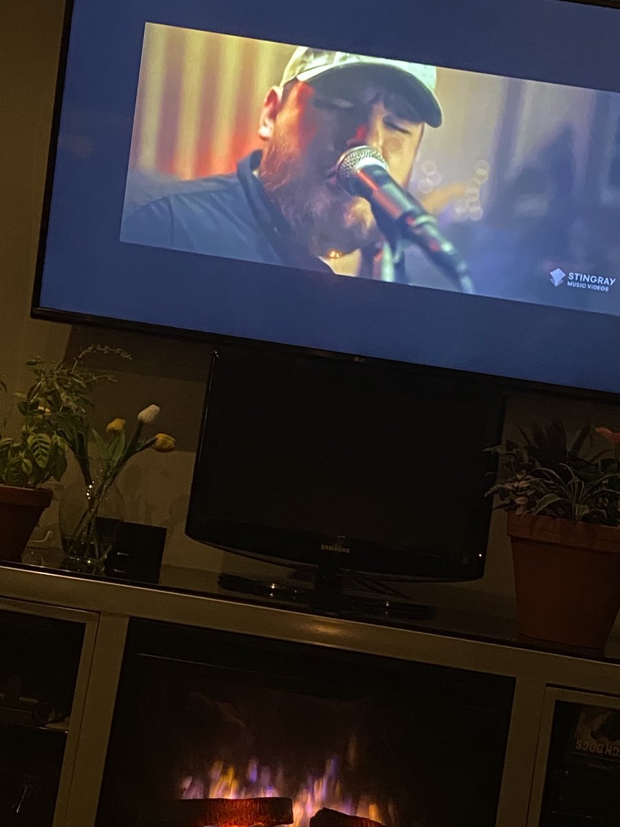 laurapeard75's tweet photo. ⁦@lukecombs⁩ has beer ever broke your heart?!! #saturdaynights #bootleggers https://t.co/yASoQr0p1m