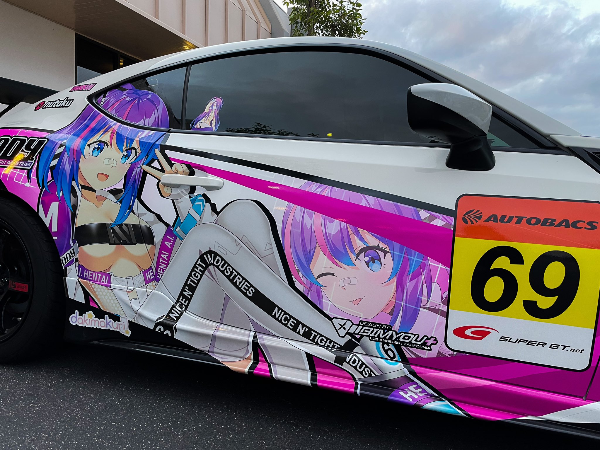 ниссан скайлайн 35 в камуфляже. виниловая пленка для авто. странная пленка хонкай. оригинальная окраска автомобилей. клей для виниловой пленки на авто.