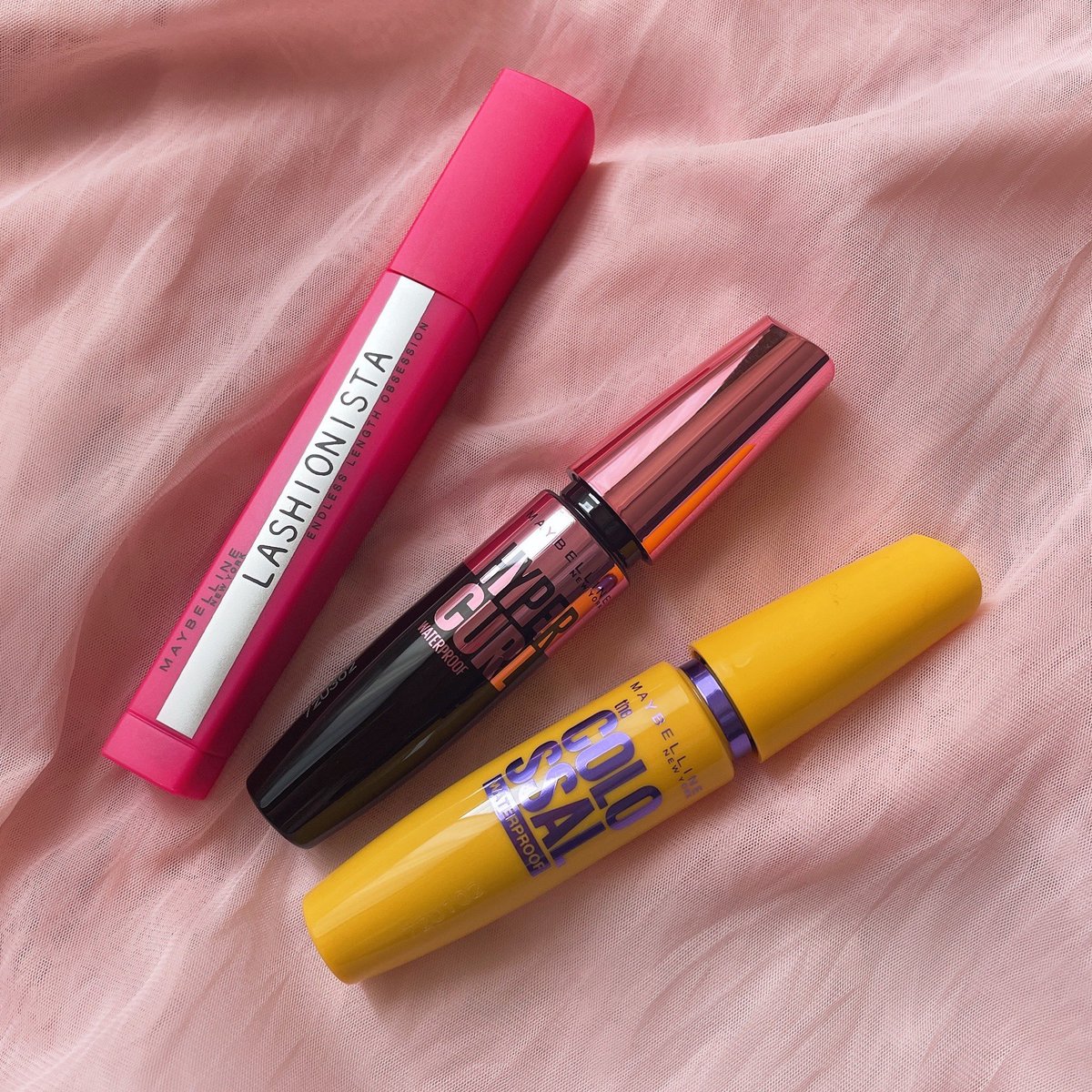 カナ En Twitter メイベリンの人気マスカラ3種比較 どれもダマになったりせず マスカラコーム無しでも綺麗な仕上がり 中でも私はラッシュニスタnが1番推し 本当に自まつげが伸びたかのように長くてナチュラルな仕上がりに 滲みにくいのに お湯で簡単に落とせる