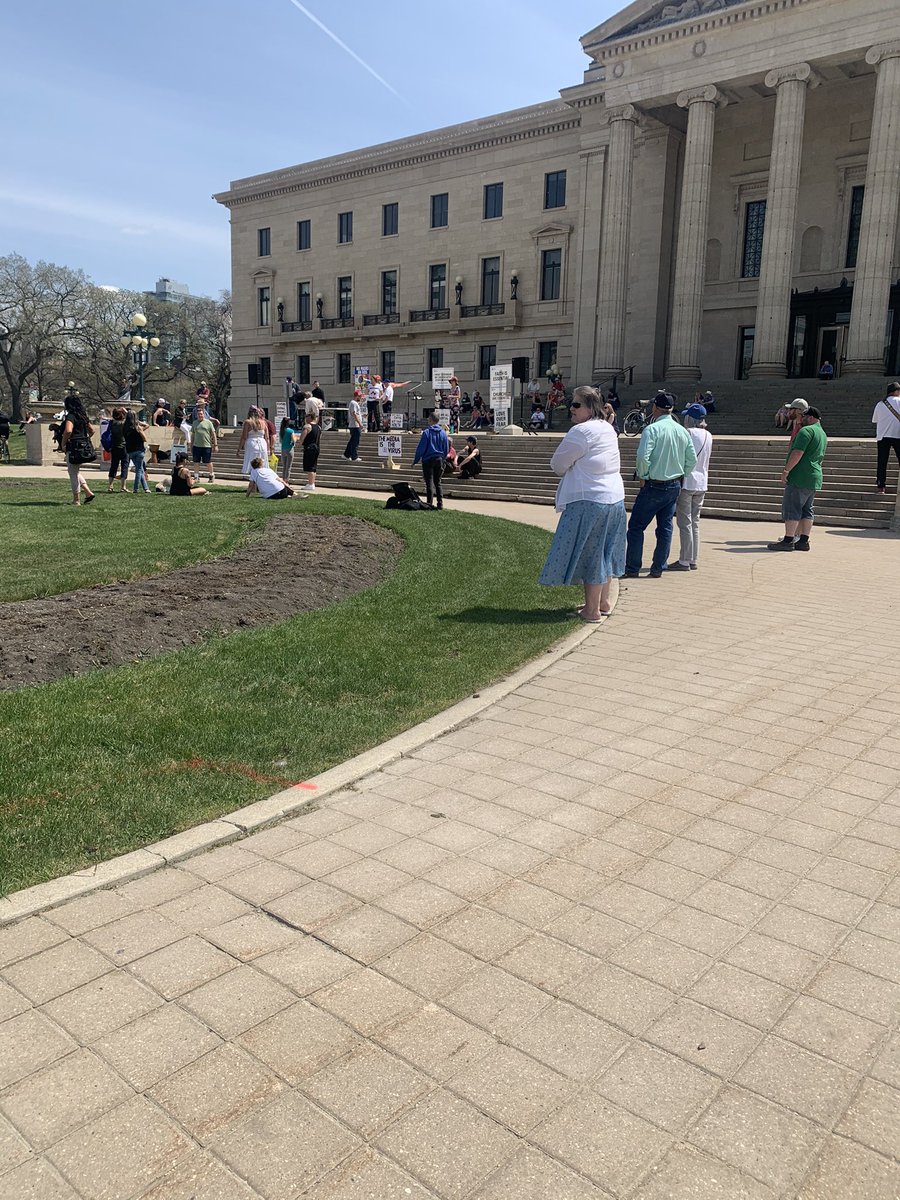 DirectedMemorie's tweet photo. Busy day in Winnipeg. #rallys on Memorial bvld and at the legislative. 

#policepresence #freedomrally #freepalestine https://t.co/y8QdZJ6g4R