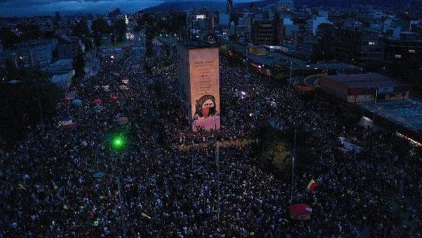 PinzonBueno's tweet photo. Reflexiones:
-Aglomeración de 15 mil personas en día con 530 fallecidos x Covid, grave lo que viene
-Empresarios y líderes de opinión emocionados, con contratos, casas de campo, viviendas de lujo en el exterior, pronto lamentarán pérdidas
-Importante mensaje popular sin violencia https://t.co/l7wzXZMy6r