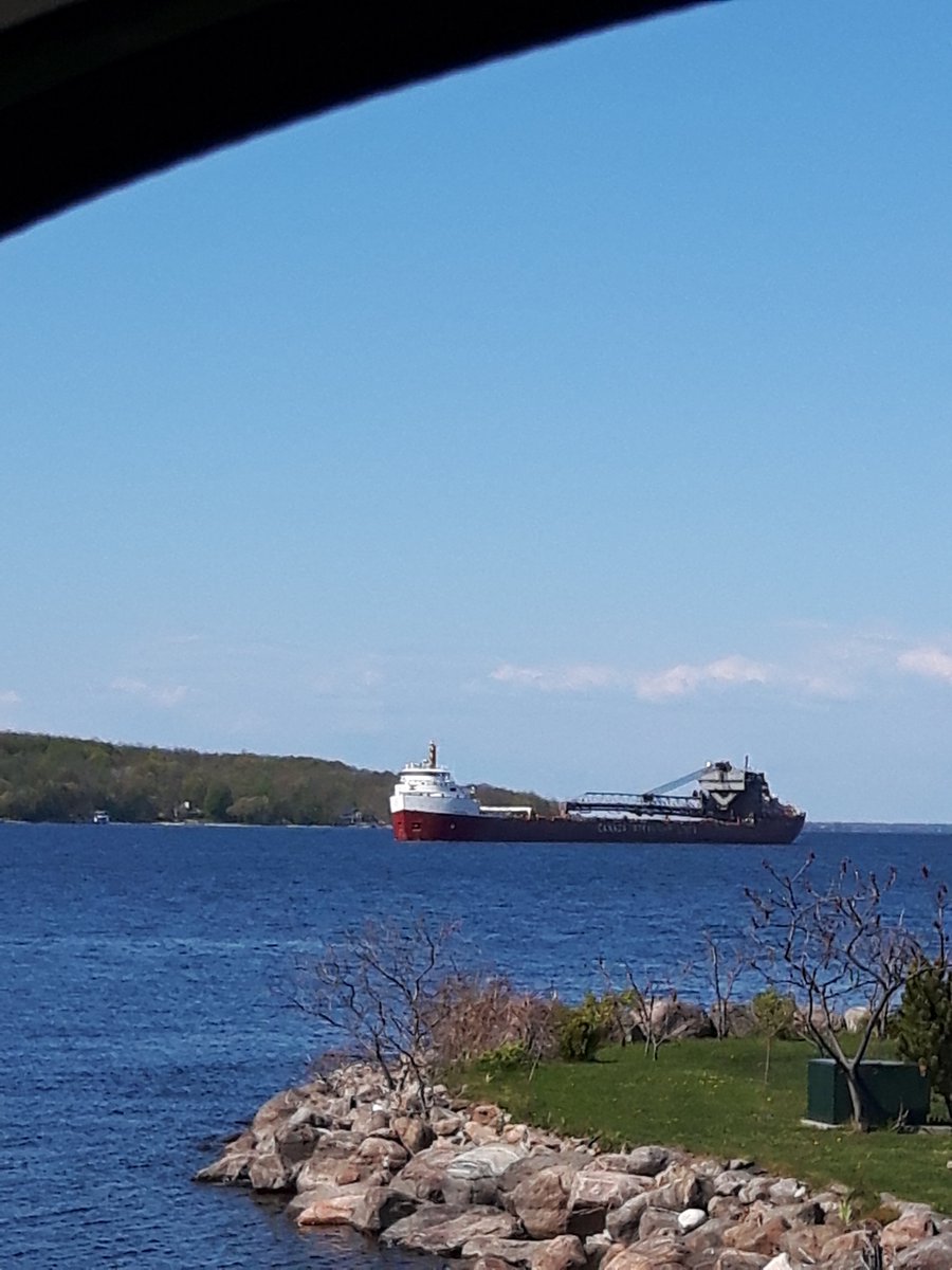 The Frontenac's is unloading. There is a slight hum from Midland Harbour carried up the hill. It's the last thing of commerce since the Miss Midland left and the Pearl Mist stopped 
#DowntownMidlandON
@PearlSeas
vesselfinder.com/amp/vessels/FR…