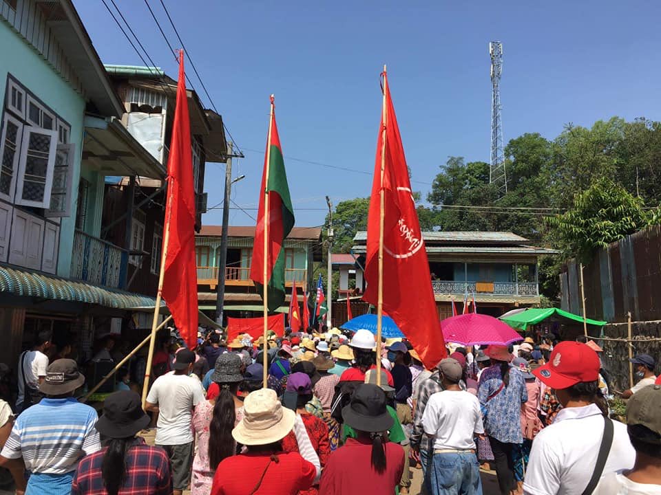 ThuMonHtet1's tweet photo. Anti-Coup Protesters in Hpa-Kant, Kachin State marched this morning in solidarity with the people of Mindat, Chin State.

#May16Coup #WhatsHappeningInMyanmar #MilkTeaAlliance https://t.co/x5whTL7ysX