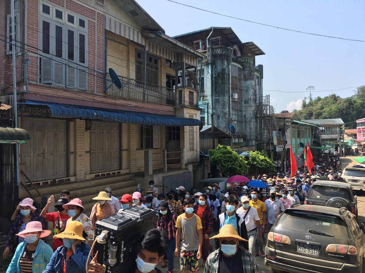ThuMonHtet1's tweet photo. Anti-Coup Protesters in Hpa-Kant, Kachin State marched this morning in solidarity with the people of Mindat, Chin State.

#May16Coup #WhatsHappeningInMyanmar #MilkTeaAlliance https://t.co/x5whTL7ysX