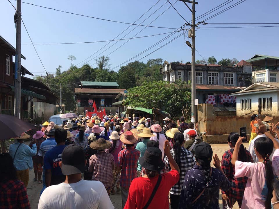 ThuMonHtet1's tweet photo. Anti-Coup Protesters in Hpa-Kant, Kachin State marched this morning in solidarity with the people of Mindat, Chin State.

#May16Coup #WhatsHappeningInMyanmar #MilkTeaAlliance https://t.co/x5whTL7ysX