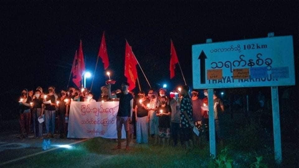 IrrawaddyNews's tweet photo. Residents in Thayatnakwa village in Thatyet Chaung township, #Dawei district, Tanintharyi Region took to the streets in a pre-dawn march against the regime on Sunday. (Photo: CJ)
#WhatsHappeningInMyanmar https://t.co/76KDduDLrB