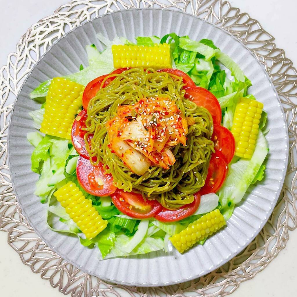 tropicalkitchen's tweet photo. Spicy cold herb noodles for lunch🍜

-
-
-
🍜Spicy cold herb noodles served w/lettuce, cucumber, corn, tomato, kimchi and sesame seeds

-
🌱From our garden
Cucumber, corn, tomato
-

#chef #cooking #homecooking #homecookedmeals #homechefmeals #lovetocook… https://t.co/dZDOFJ6AJx https://t.co/aRgXyOMlRm