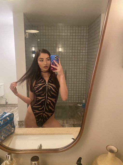 1 pic. Was a good whore today 😈 stay tuned https://t.co/B0wPiIx2Vu