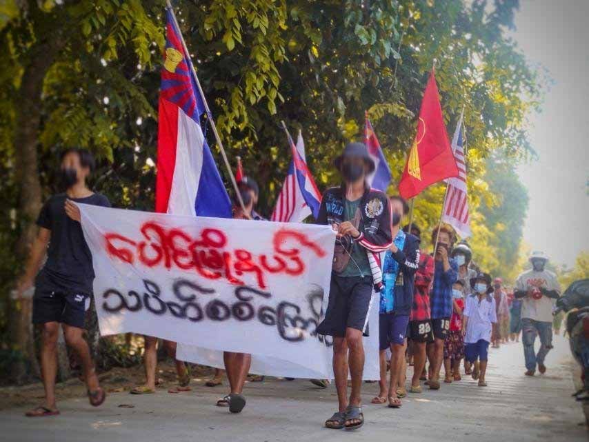 AndreaPanPan1's tweet photo. Residents, including students, of Paung, Mon State, marched against the coup regime today. 
#May17coup
#WhatsHappeningInMyanmar https://t.co/FKPMJVR0he