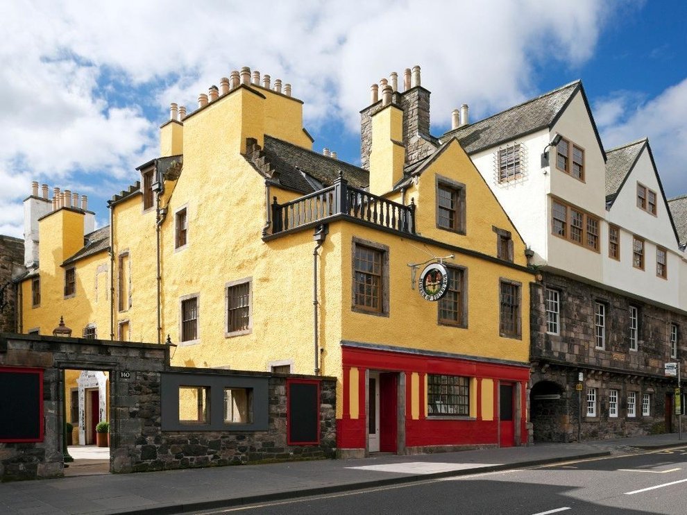 The final day in which 5 curators from our museums choose their favourite artefacts, Vicky Garrington and Helen Edwards shine the spotlight on a fish-shaped soup tureen and the many other quirky exhibits in the Museum of Edinburgh
ow.ly/Fkee50zugUp