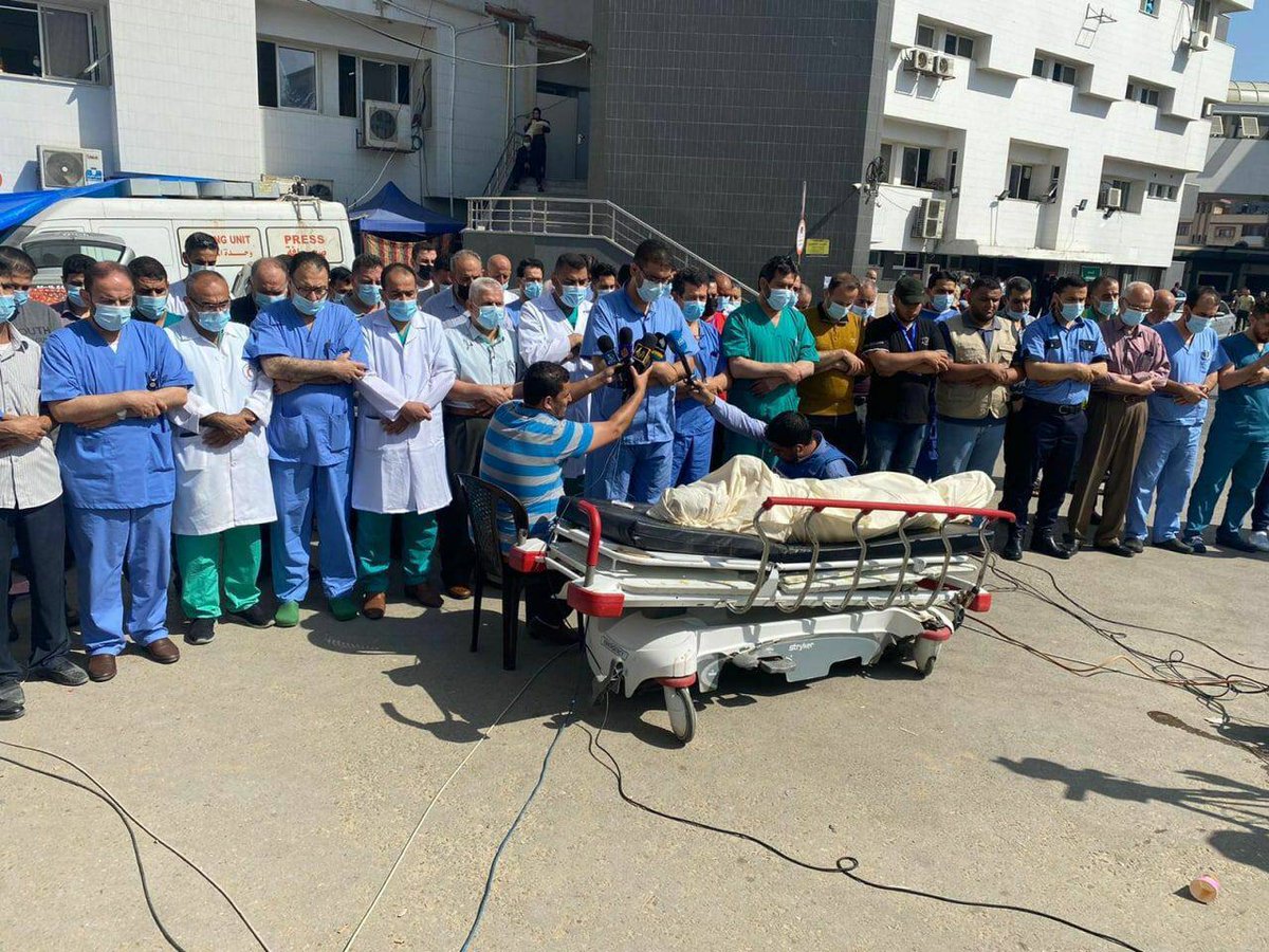 sitinur2011's tweet photo. Staf hospital menunaikan solat jenazah ke atas jenazah Doktor Ayman Abu Al Auf, yang menjadi korban dalam serangan pesawat tempur Israel ke atas Gaza di jalan Al Wihda
#shameonisrael #ShameOnYouIsrael #AqsaUnderAttack #FreePalestineFromHamas #SavePalestine #SaveSheikhJarraj https://t.co/Z4JXvok4pm