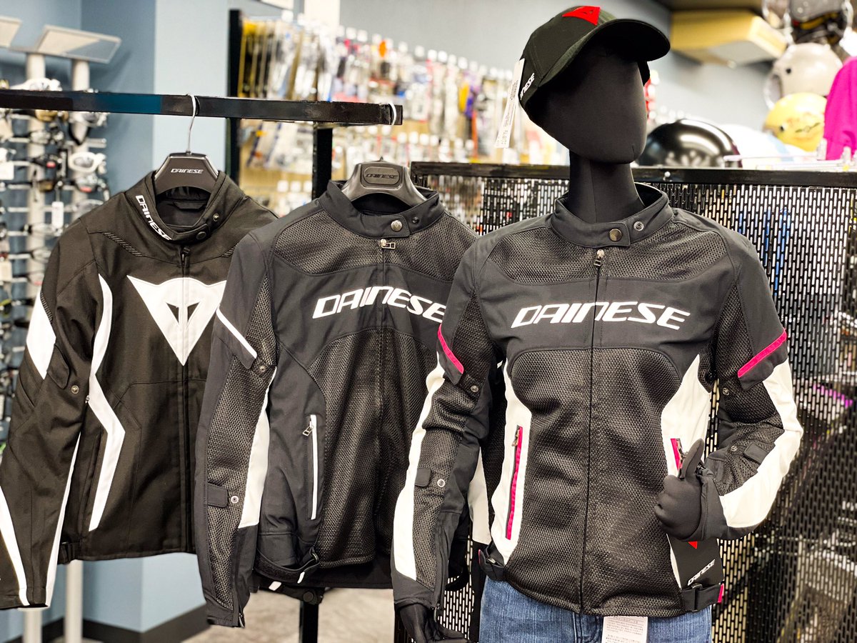 nk4911's tweet image. ダイネーゼ、レディースジャケットが
新たに入荷しました〜(°▽°)!!
着てカッコいい！走って涼しい！
メンズも春夏用もちろんありますよ💪🏻✨

他にもシューズ、グローブ、アクセサリー、
話題のスマートジャケットも置いてます!!

|店|ю(@´∀｀)b是非いらっしゃぃませ〜♪

＃DAINESE  #SMARTJACKET