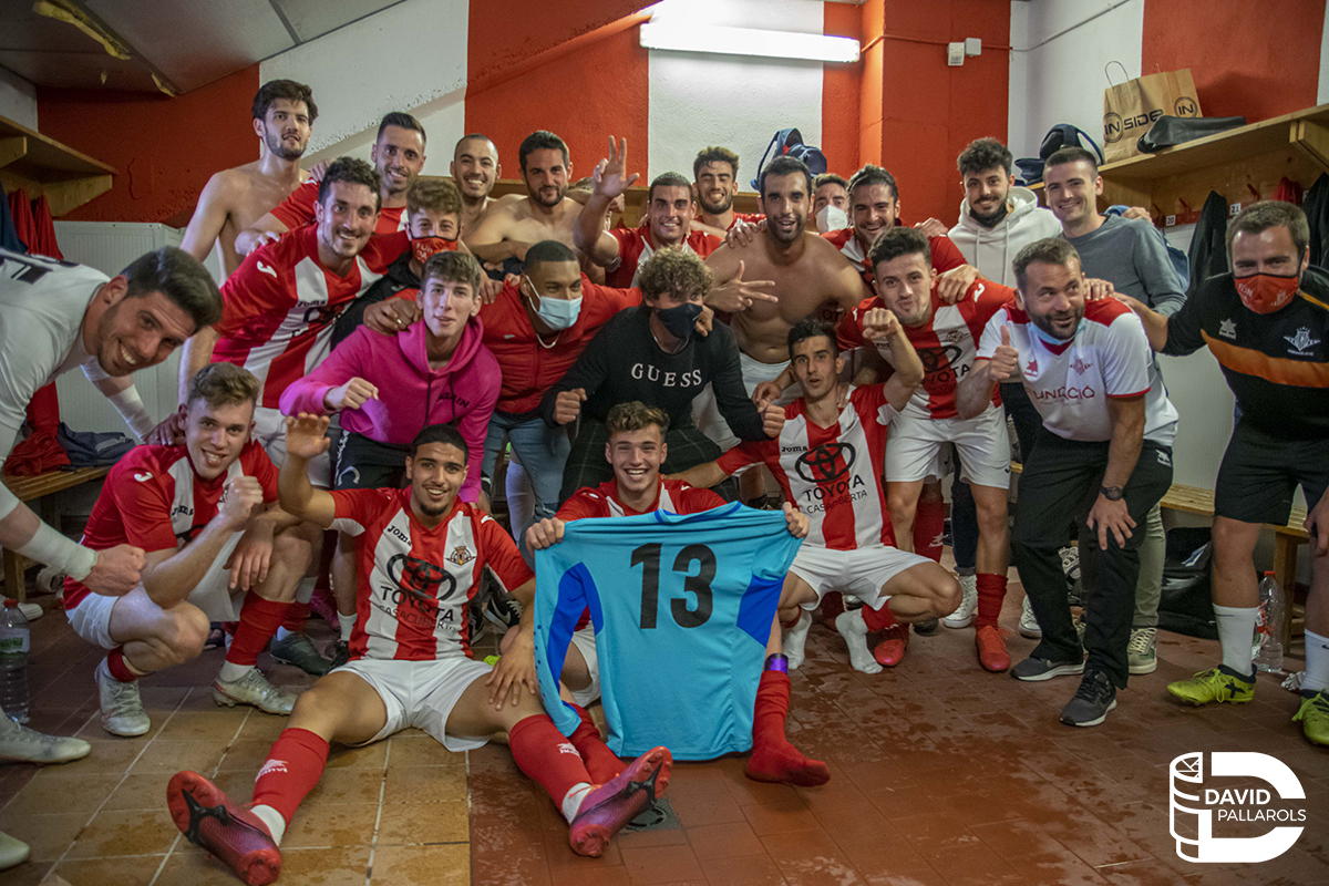 UEVic_'s tweet photo. 🙌 BON DIUMENGE! 🍍

#SomUEVic 🔴⚪
#1cat1 #futbolcat https://t.co/0C2tKcQSFt