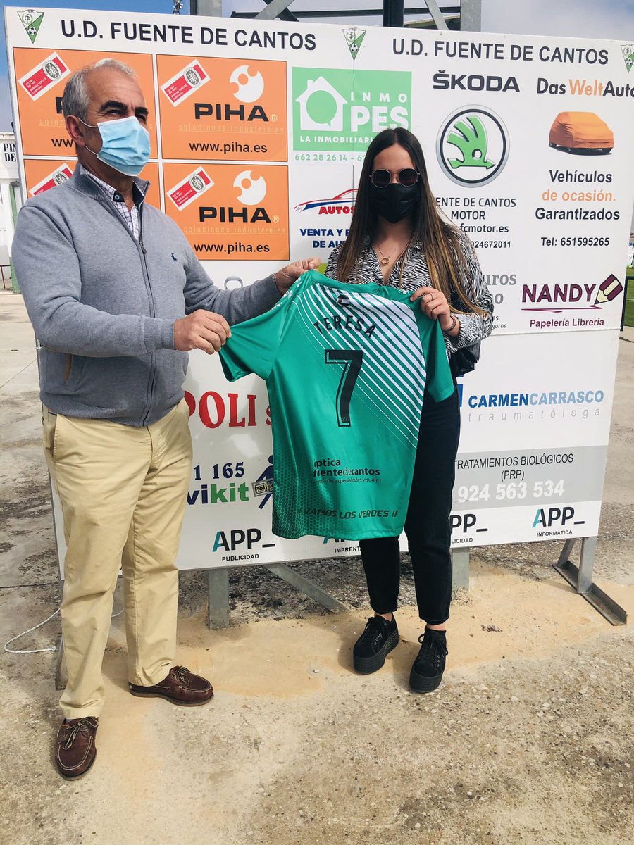 UDFDC's tweet photo. Hacemos entrega a la fotógrafa 📸 @Teresaromeroo_ una camiseta del club, en agradecimiento por sus preciosos reportajes a nuestros equipos. 
¡Gracias Teresa 🙏! https://t.co/WUOlxr3fF8