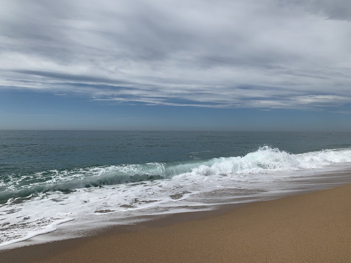 bjorbla's tweet photo. “no menys de cent noms diferents
al crestall de les ones.”

— Miquel Martí i Pol
Platja de Calella https://t.co/tnhYICeySh